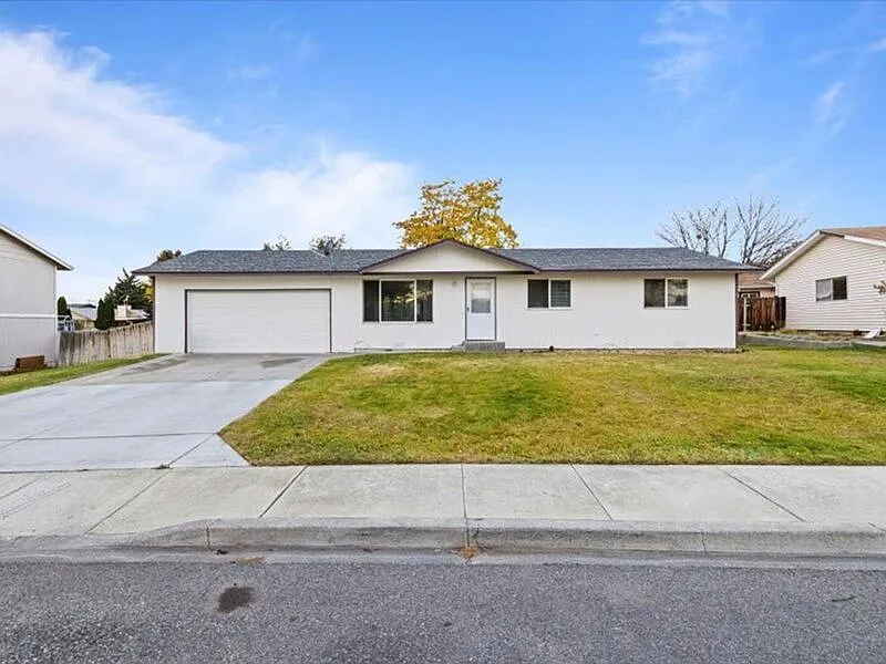 3 bed, 1.0 bath, 1008 sqft, $2,150 — Photo 2