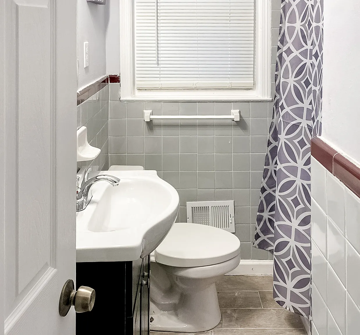 4 bed, 1.5 bath, 2400 sqft, $819 — Photo 4