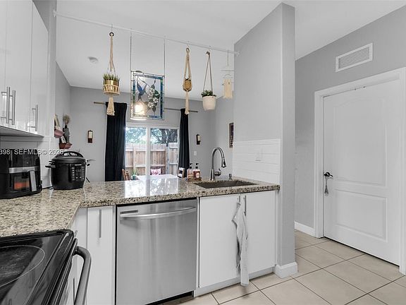 5th image of 2551 SE 16th Ter Unit 101