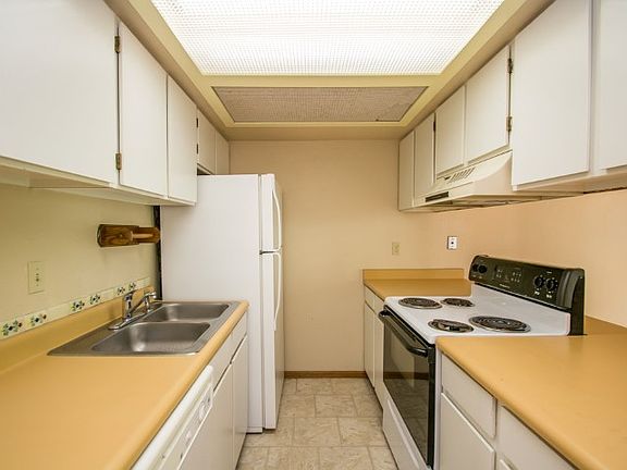 1538 MacArthur Drive Kitchen