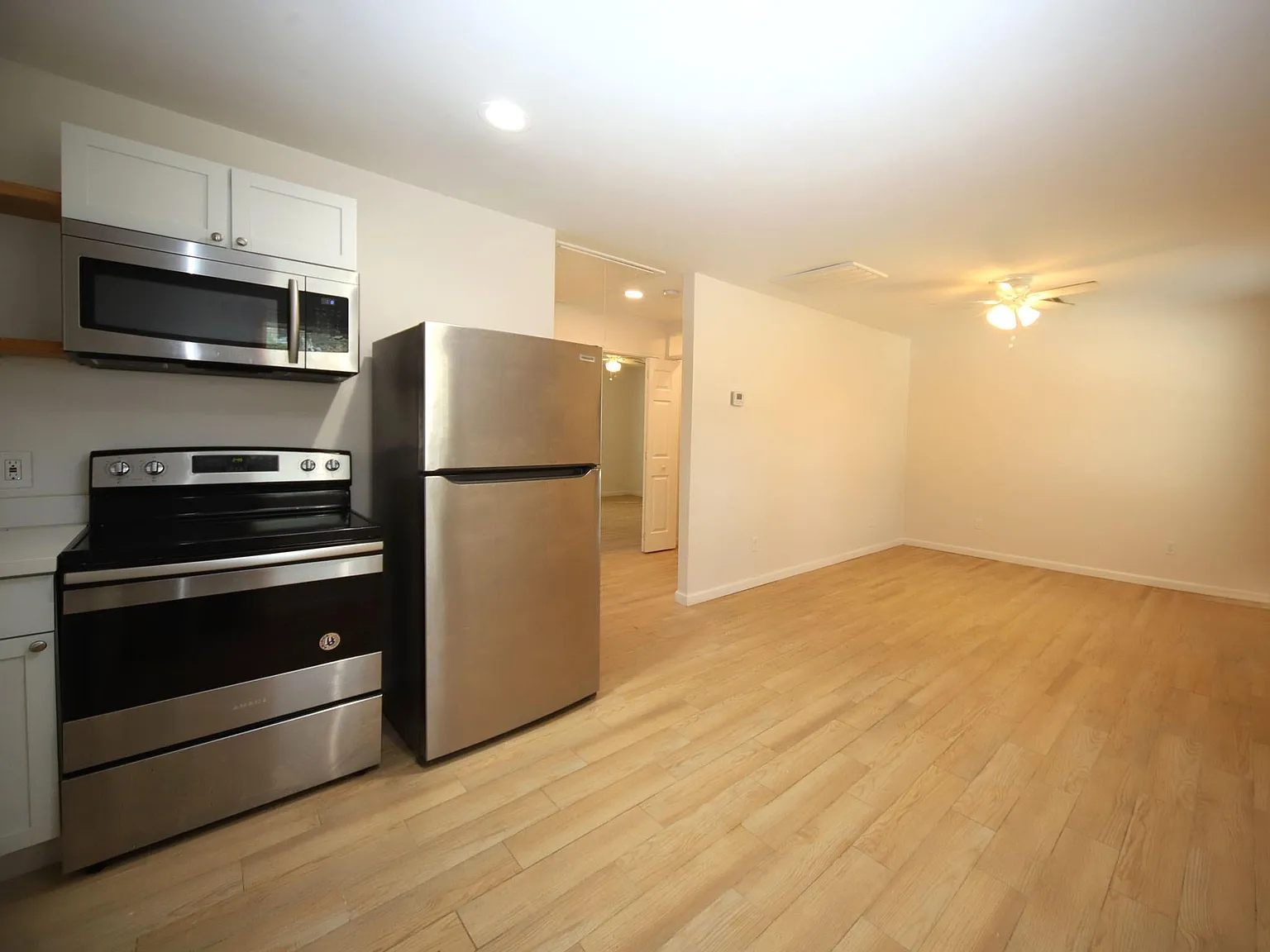 2 bed, 1.0 bath, 700 sqft, $1,200 — Photo 2