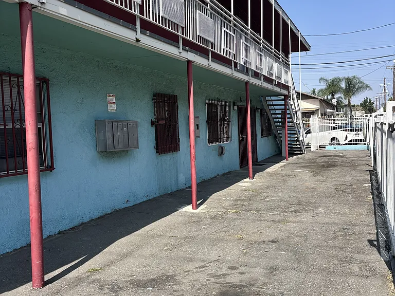 113 W Century Blvd — Photo 2
