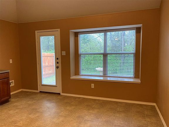 5th image of 401 Mimosa Dr