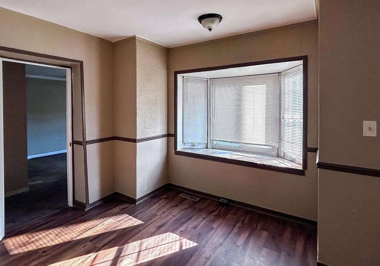 854 Perry St — Photo 3