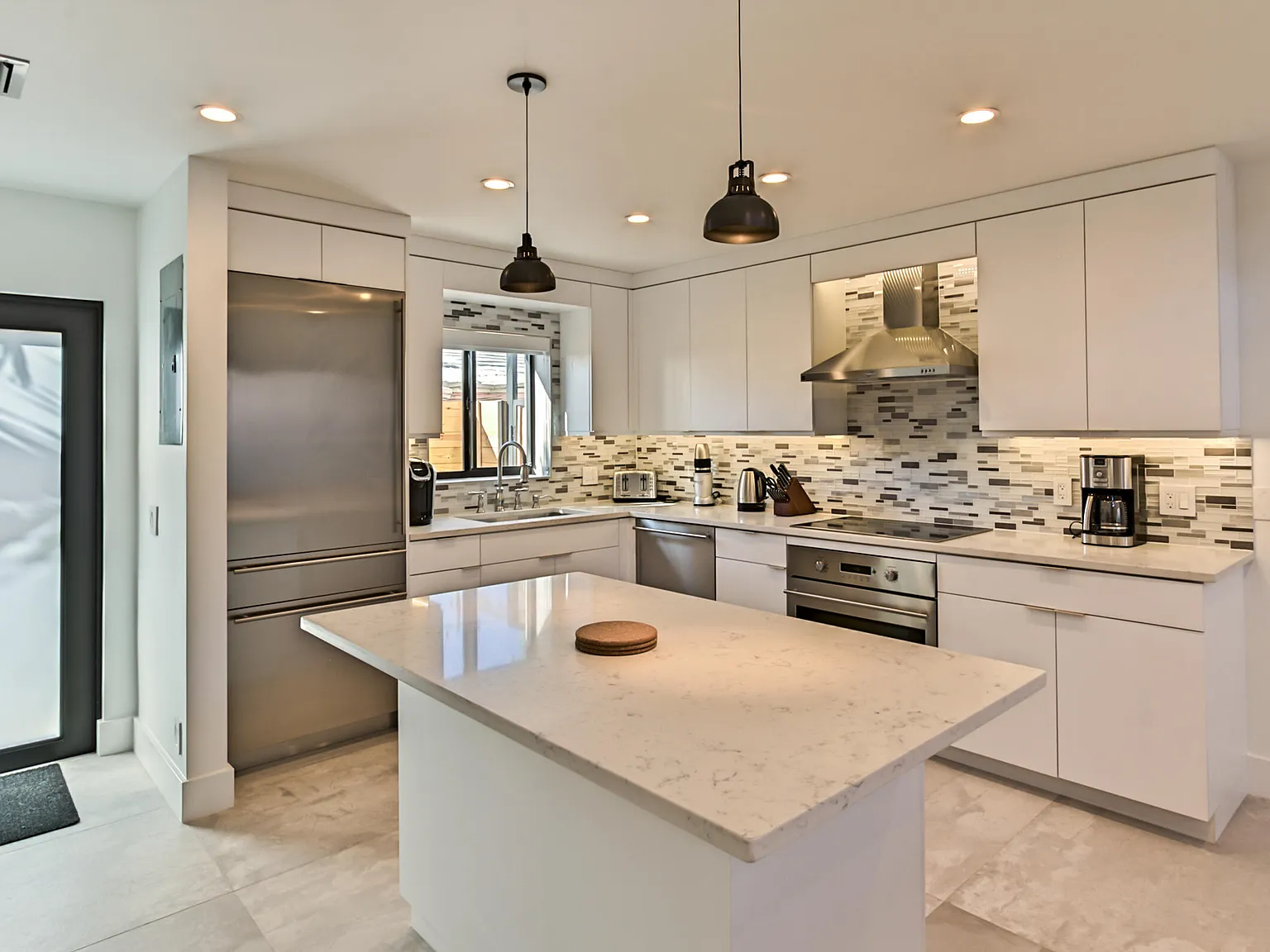1 bed, 2.0 bath, 1275 sqft, $4,500 — Photo 2