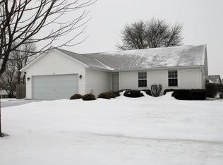 424 Live Oak Ln, Poplar Grove, IL 61065