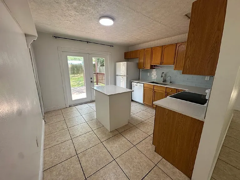 1424 SW 9th St — Photo 9