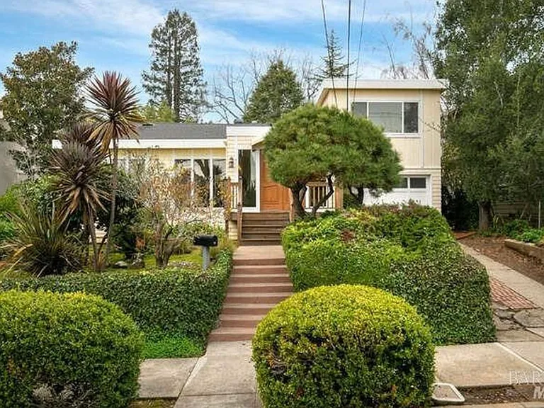 33 Amicita Ave — Photo 2