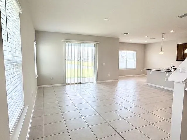 4 bed, 2.5 bath, 2048 sqft, $2,450 — Photo 3