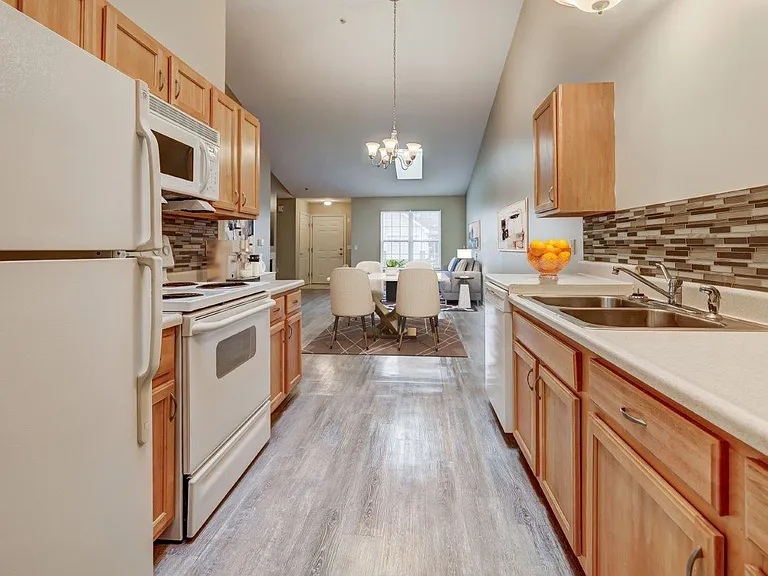 Saratoga Crossing Apartments & Townhomes — Photo 4