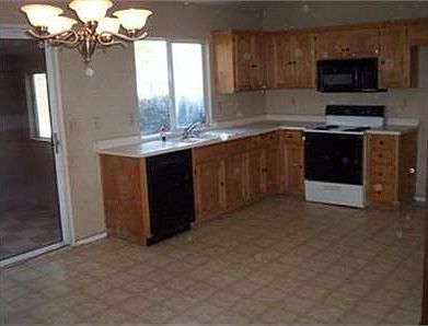 4th image of 16989 Jeffrey Dr