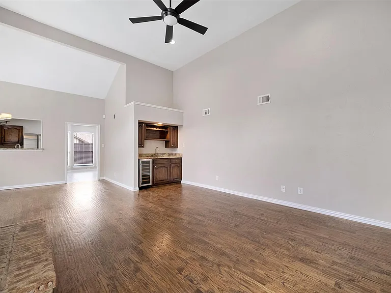 4424 Odessa Dr — Photo 7