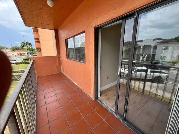1800 W 54th St APT 122, Hialeah, FL 33012