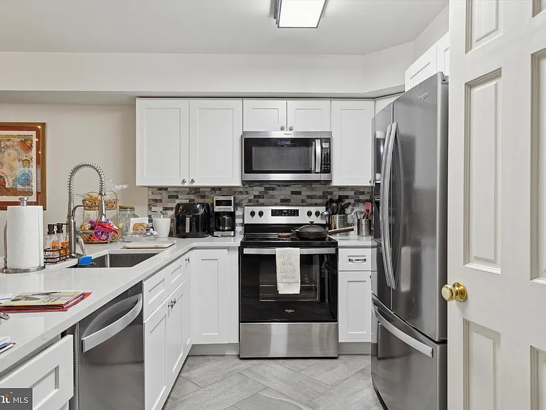 220 Primrose Ln — Photo 3