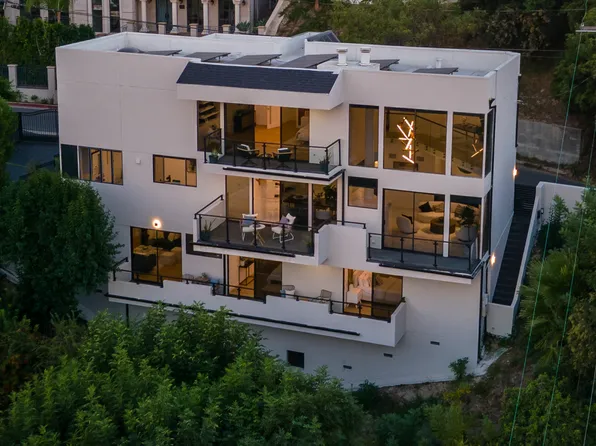 15125 Rayneta Dr, Sherman Oaks, CA 91403