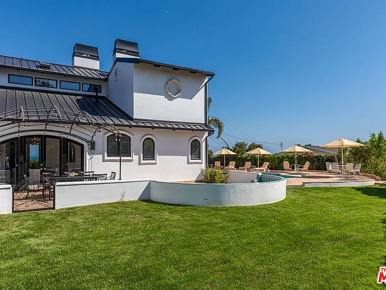 3453 Coast View Dr — Photo 32