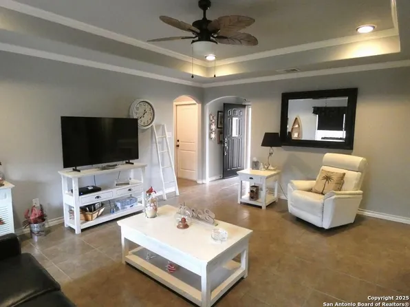 1007 Blue Crest Ln, Beeville 78102