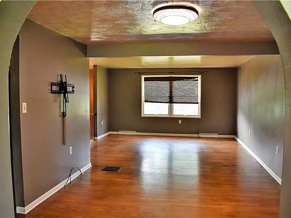 3rd image of 396 Longvue Dr