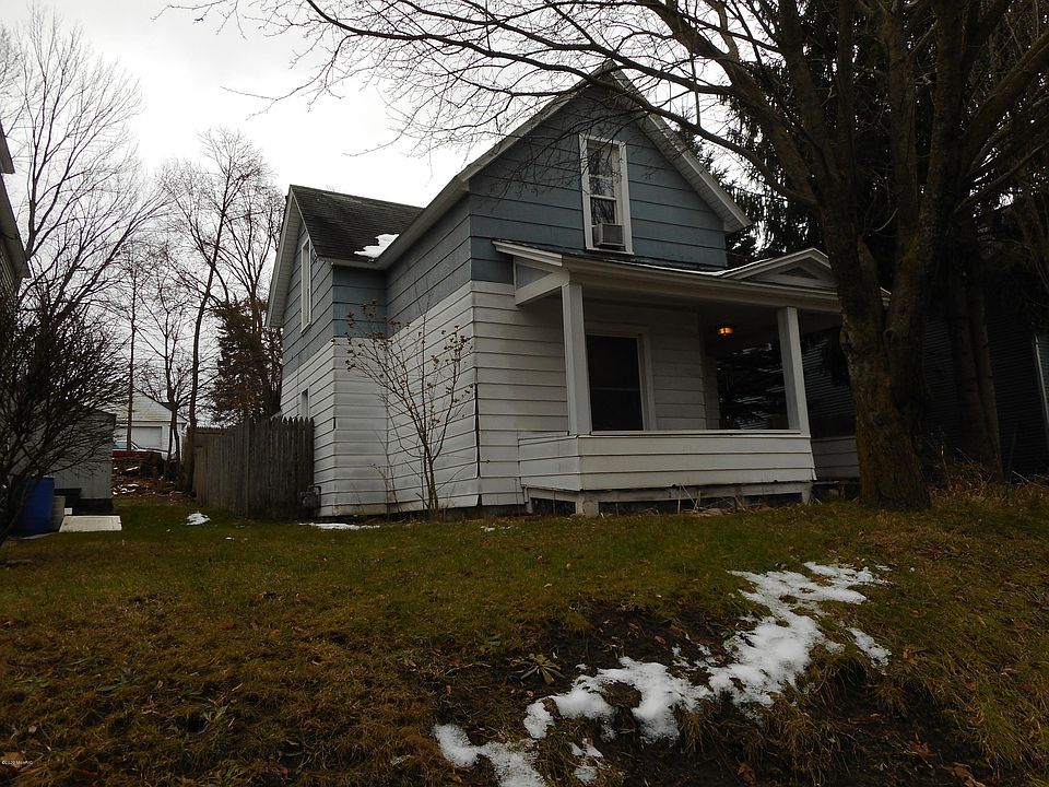 1st image of 820 Crescent St NE