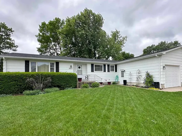 2211 Indian Acres Dr, Hastings, NE 68901