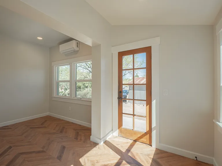 704 N 2nd Ave — Photo 13