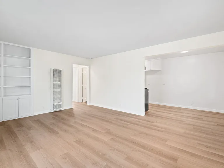 121 E Bay St — Photo 9