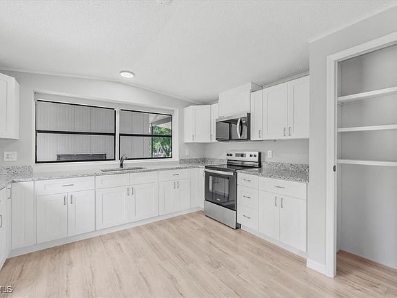 3rd image of 671 Bennett Ave