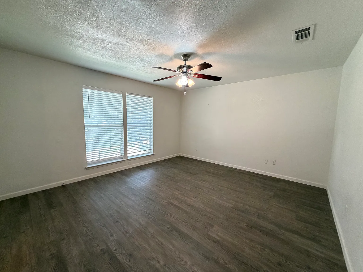 3 bed, 1064 sqft, $1,650 — Photo 2