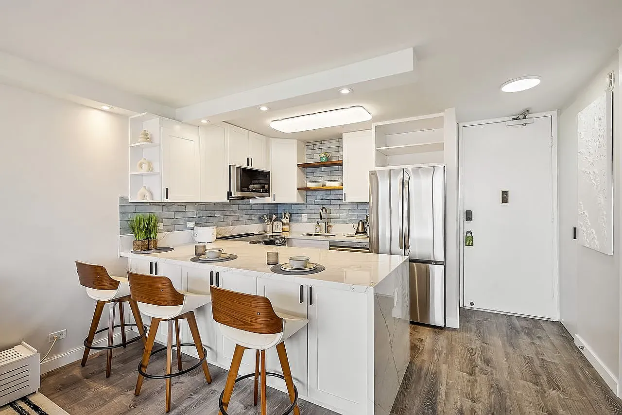 411 Hobron Ln — Photo 4