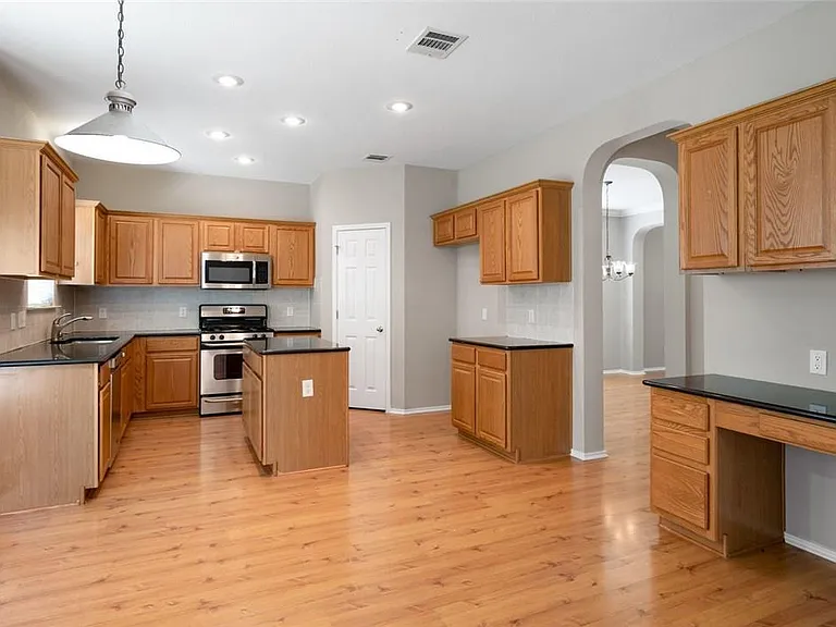 2633 Bolton St — Photo 5
