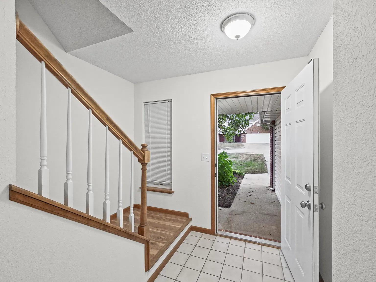 3 bed, 2.5 bath, 2204 sqft, $1,695 — Photo 3
