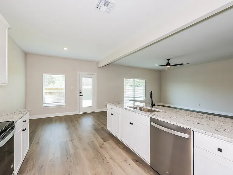 309 Magnolia Blvd — Photo 8