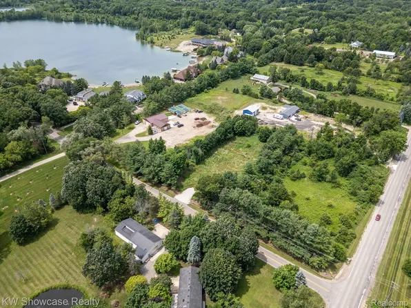 1701 E Moore Rd, Milford, MI 48381