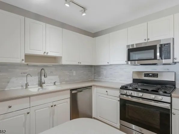 1636 King Ct, Green Brook, NJ 08812