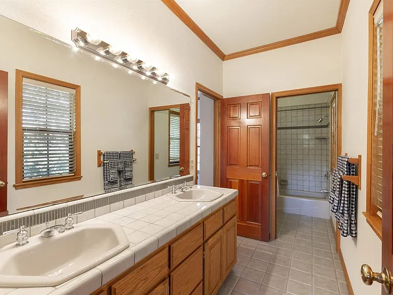 4300 Heritage Ln — Photo 25