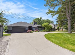 360 Gan Eden Dr, Lake Orion, MI 48362