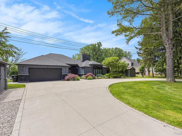 360 Gan Eden Dr, Lake Orion, MI 48362