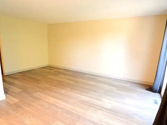 5th image of 36 Cameron Cres #1A