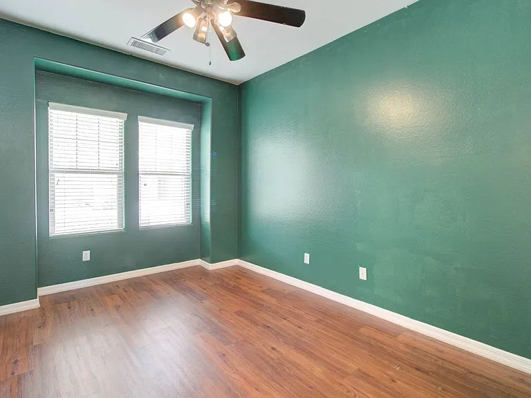 2143 W Marconi Ave — Photo 9