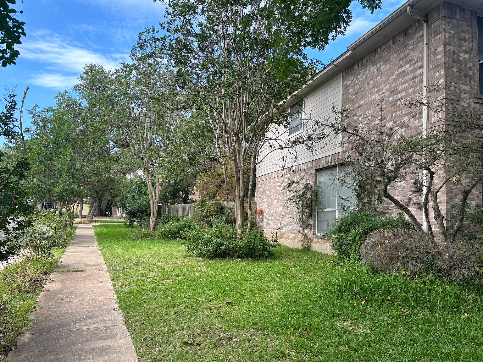 5 bed, 2.5 bath, 2384 sqft, $800 — Photo 2
