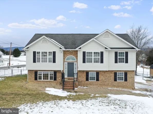 15 Friendship Ct, Toms Brook, VA 22660