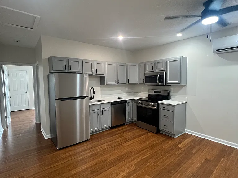 151 N Bardstown Rd — Photo 3