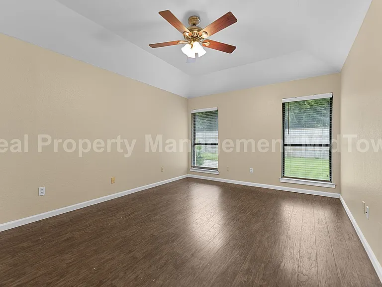 2132 Turf Club Dr — Photo 16