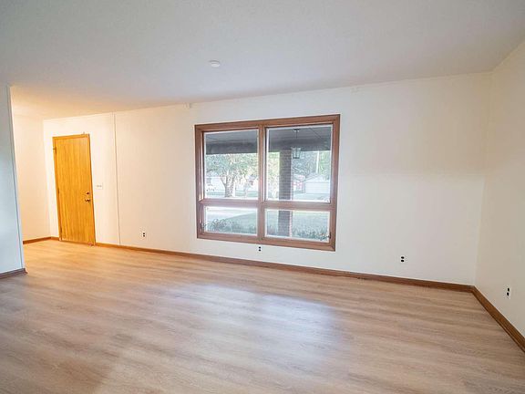 4th image of 547 SW Chapel Hill St