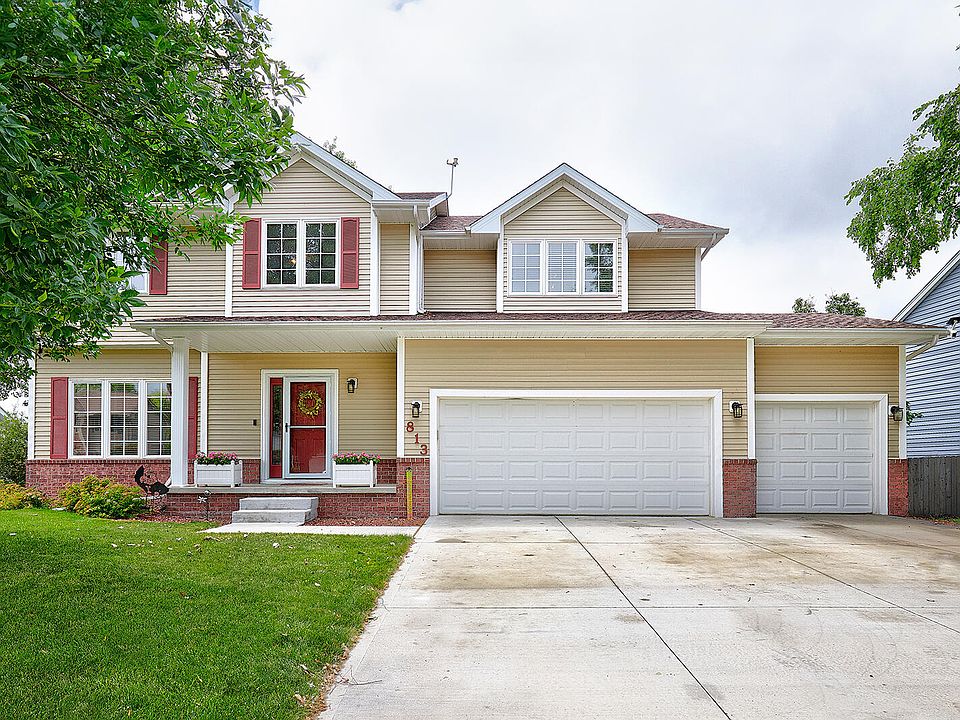 1st image of 813 NE Canterbury Dr