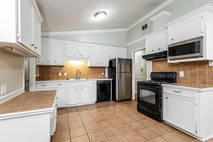 4 bed, 2.5 bath, 1965 sqft, $1,975 — Photo 4