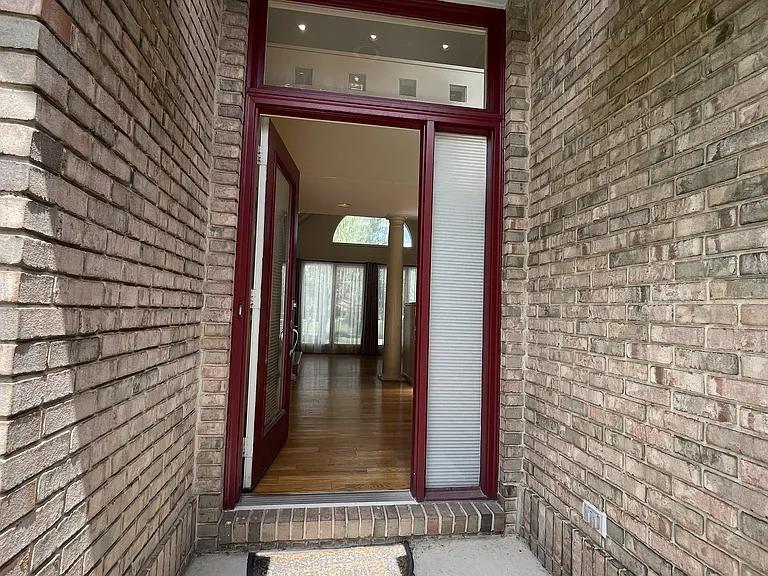 517 Essex Dr — Photo 7