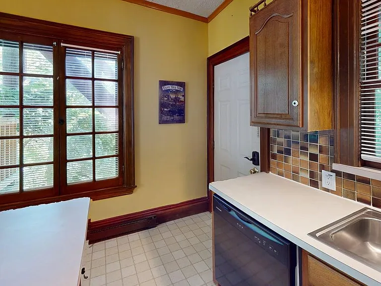 1052 Baldwin Ave — Photo 9