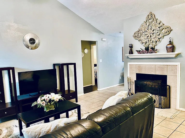 118 Willoughby Ct — Photo 3