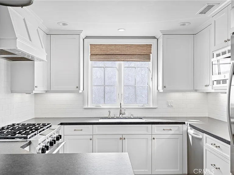 515 1/2 Narcissus Ave — Photo 15